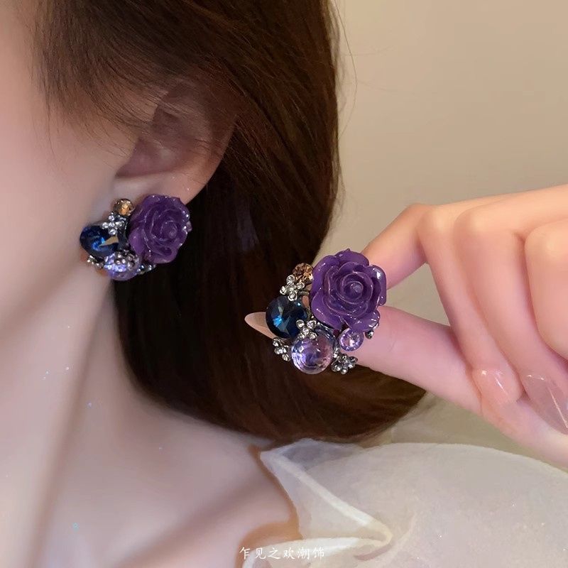 Purple Earrings with Flower Stud Earrings, A Unique Retro Style for Women, and A New Style of High-end Earrings